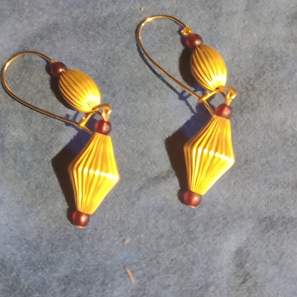 K750 (18k) gold designer earrings - Picture 1 of 3